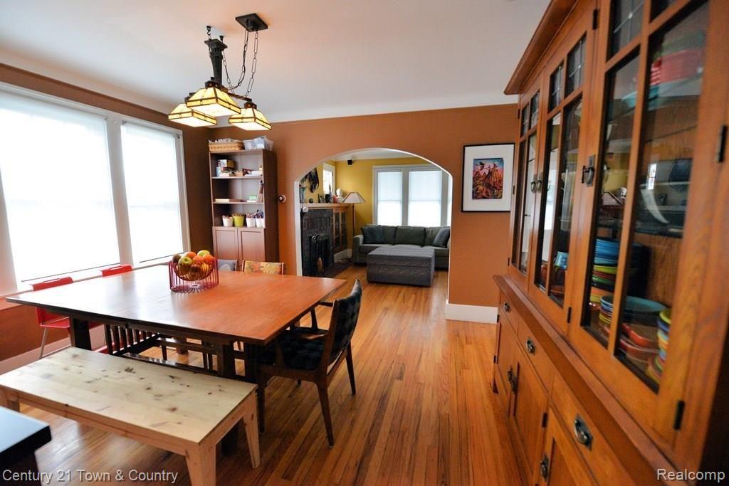 18618 Farmington Road Livonia, MI 48152 - Photo 4 of 43 Stunning formal dining room.