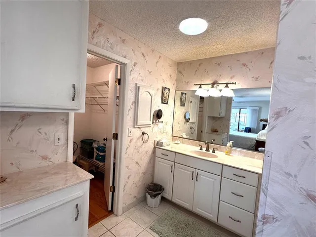 $470,000 | 229 Laurel Hollow Drive, Unit 83, Nokomis, FL 34275