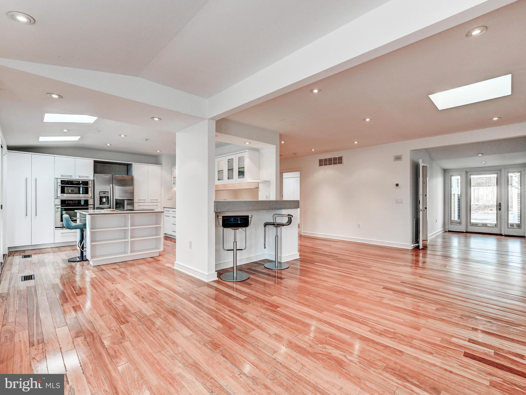 6138 Barroll Road Baltimore, MD 21209 - Photo 11 of 26