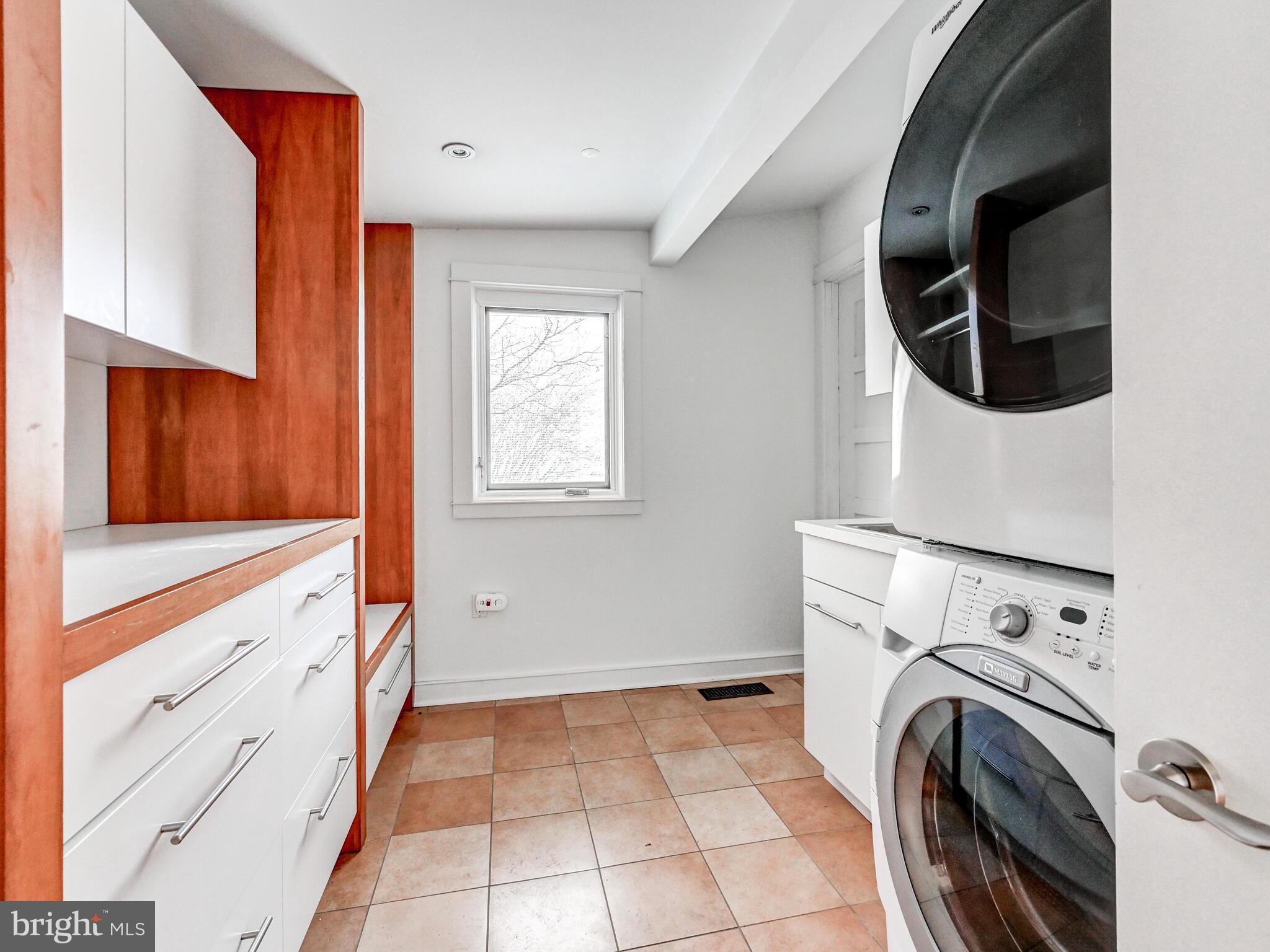6138 Barroll Road Baltimore, MD 21209 - Photo 22 of 26 Laundry/mudroom