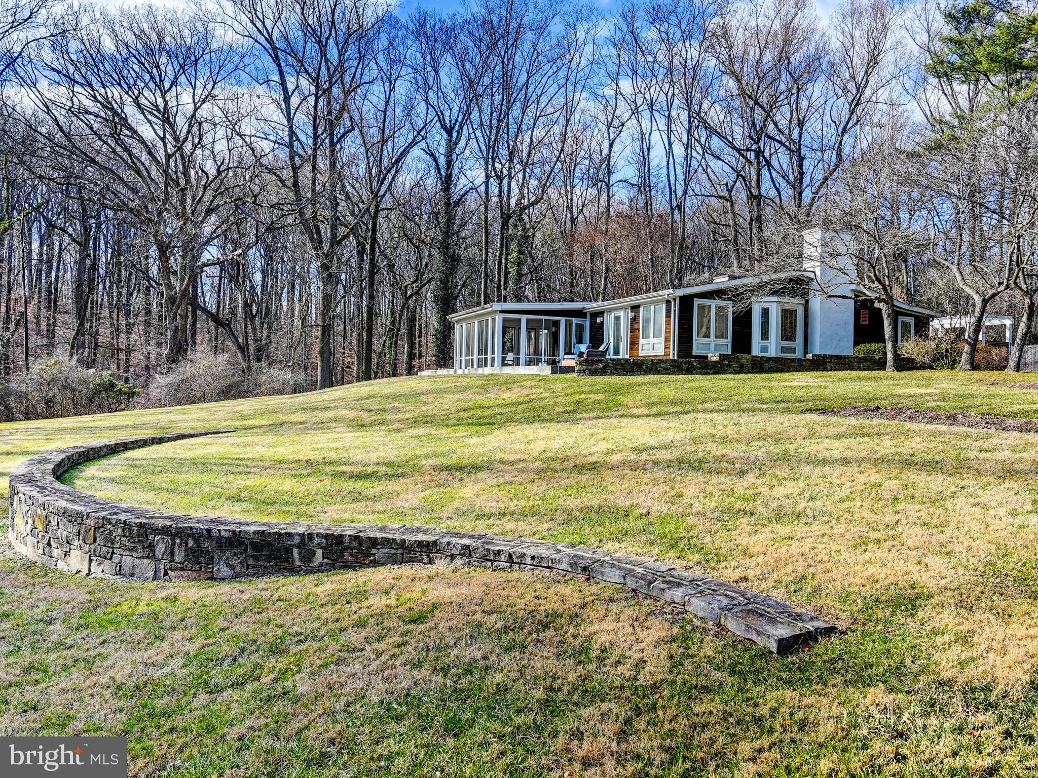 6138 Barroll Road Baltimore, MD 21209 - Photo 4 of 26 Sweeping lawn