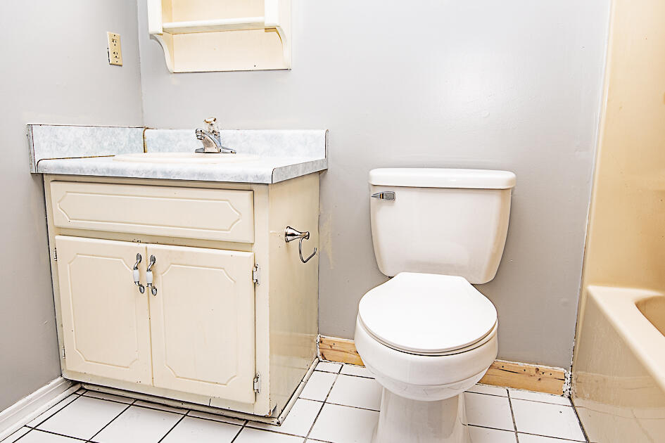 116 Walker Circle West Crestview, FL 32539 - Photo 13 of 20 a bathroom with a toilet and a sink