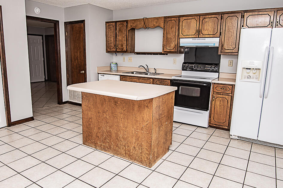 116 Walker Circle West Crestview, FL 32539 - Photo 7 of 20 a kitchen with stainless steel appliances a sink and a refrigerator