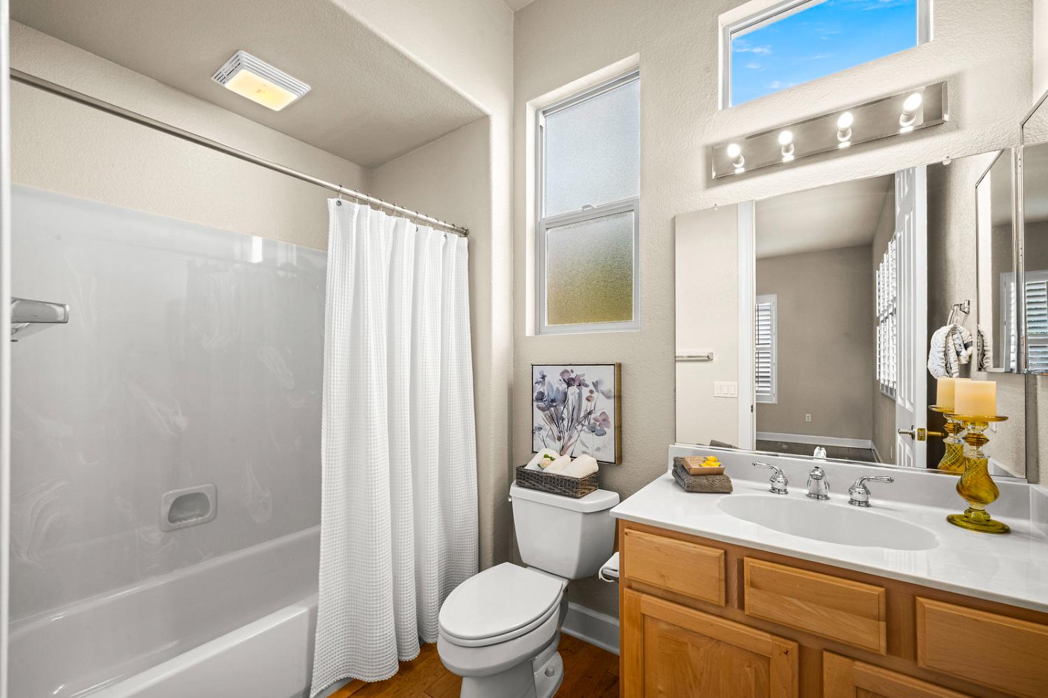 856 Mossy Ridge Lane Lincoln, CA 95648 - Photo 28 of 44 a bathroom with a sink a toilet a mirror a vanity and bathtub