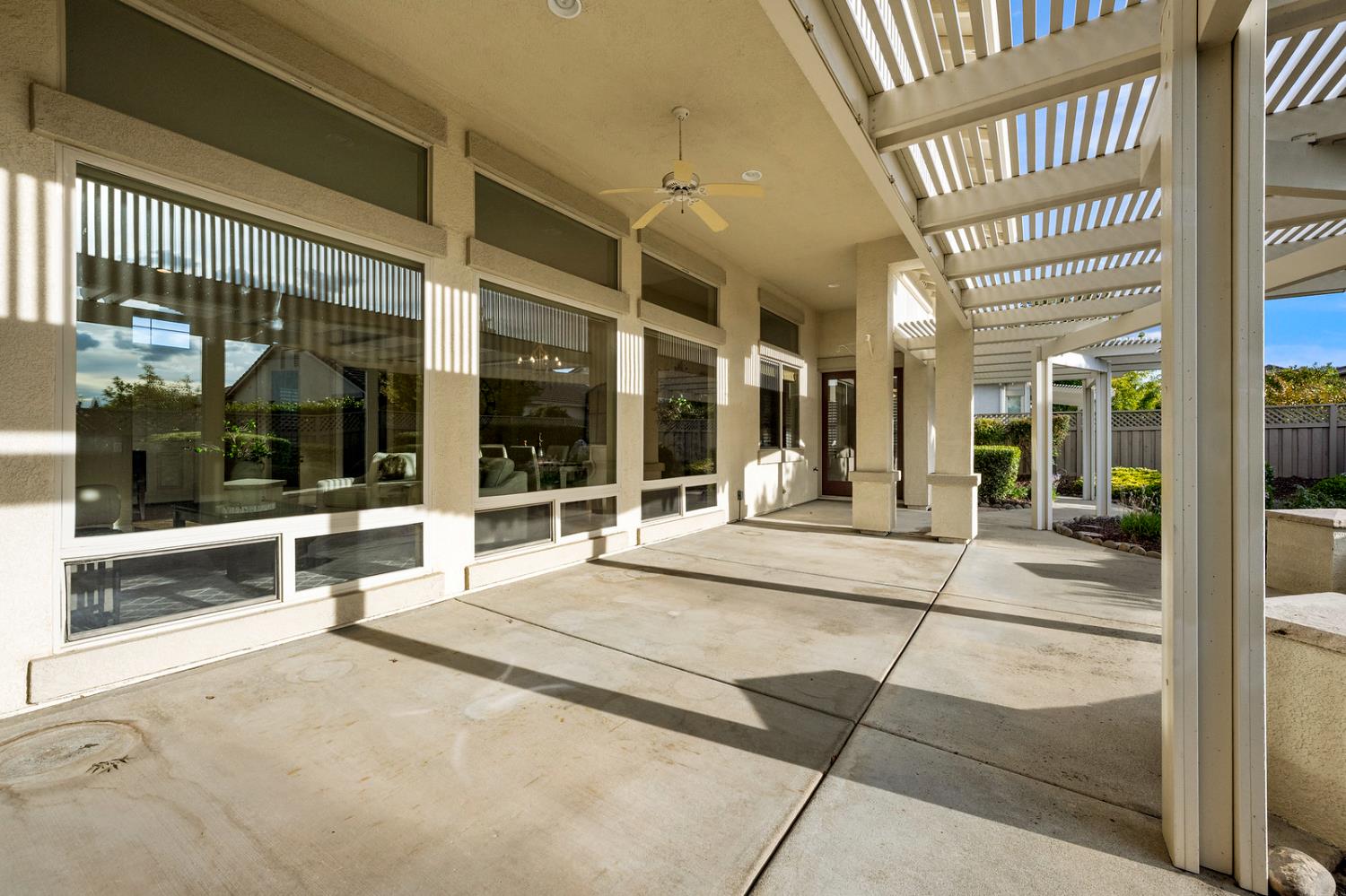 856 Mossy Ridge Lane Lincoln, CA 95648 - Photo 37 of 44 a lobby with a glass door and glass door