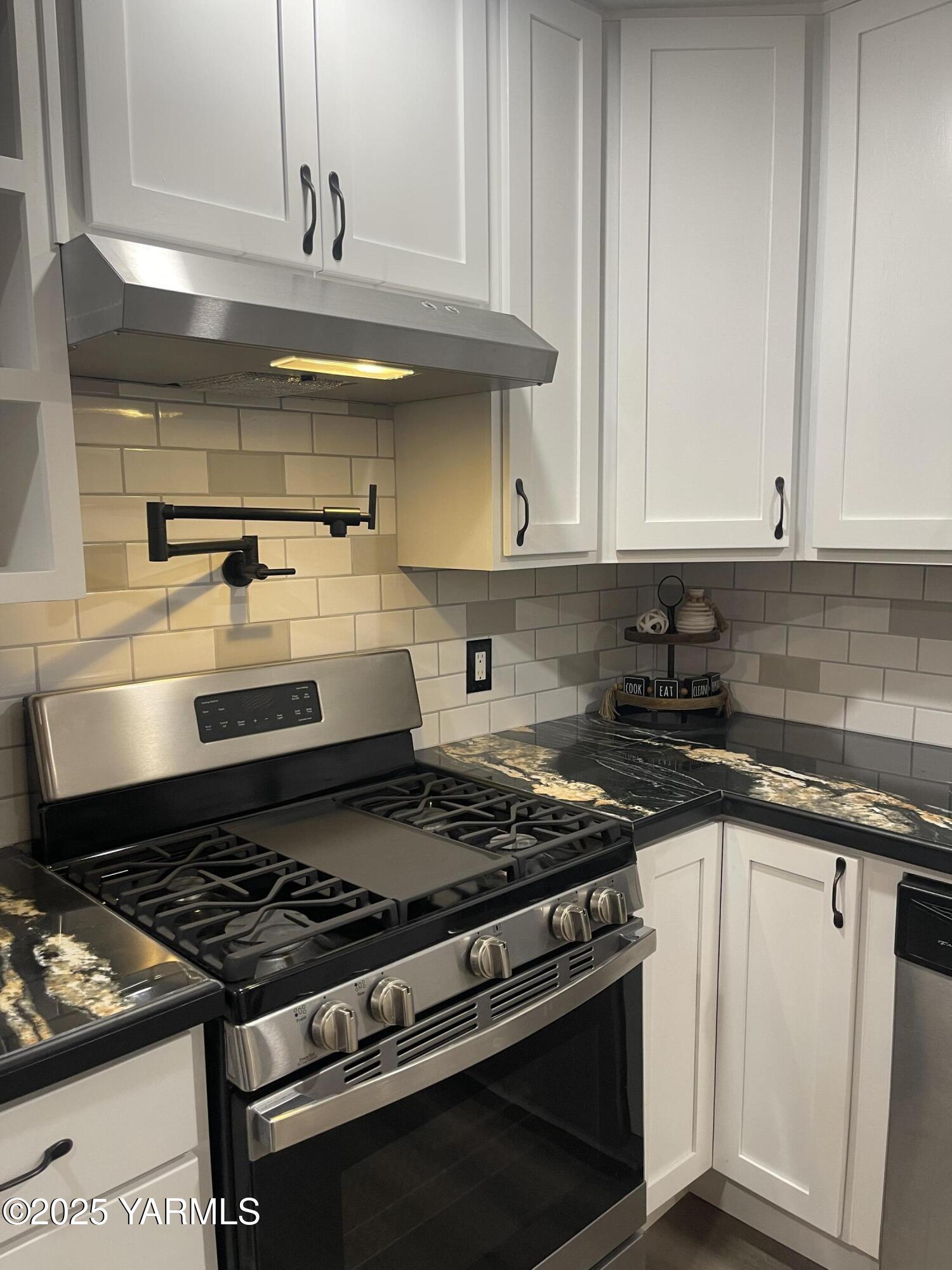212 West Boulevard, Unit S Granger, WA 98932 - Photo 14 of 40 a stove top oven sitting inside of a kitchen