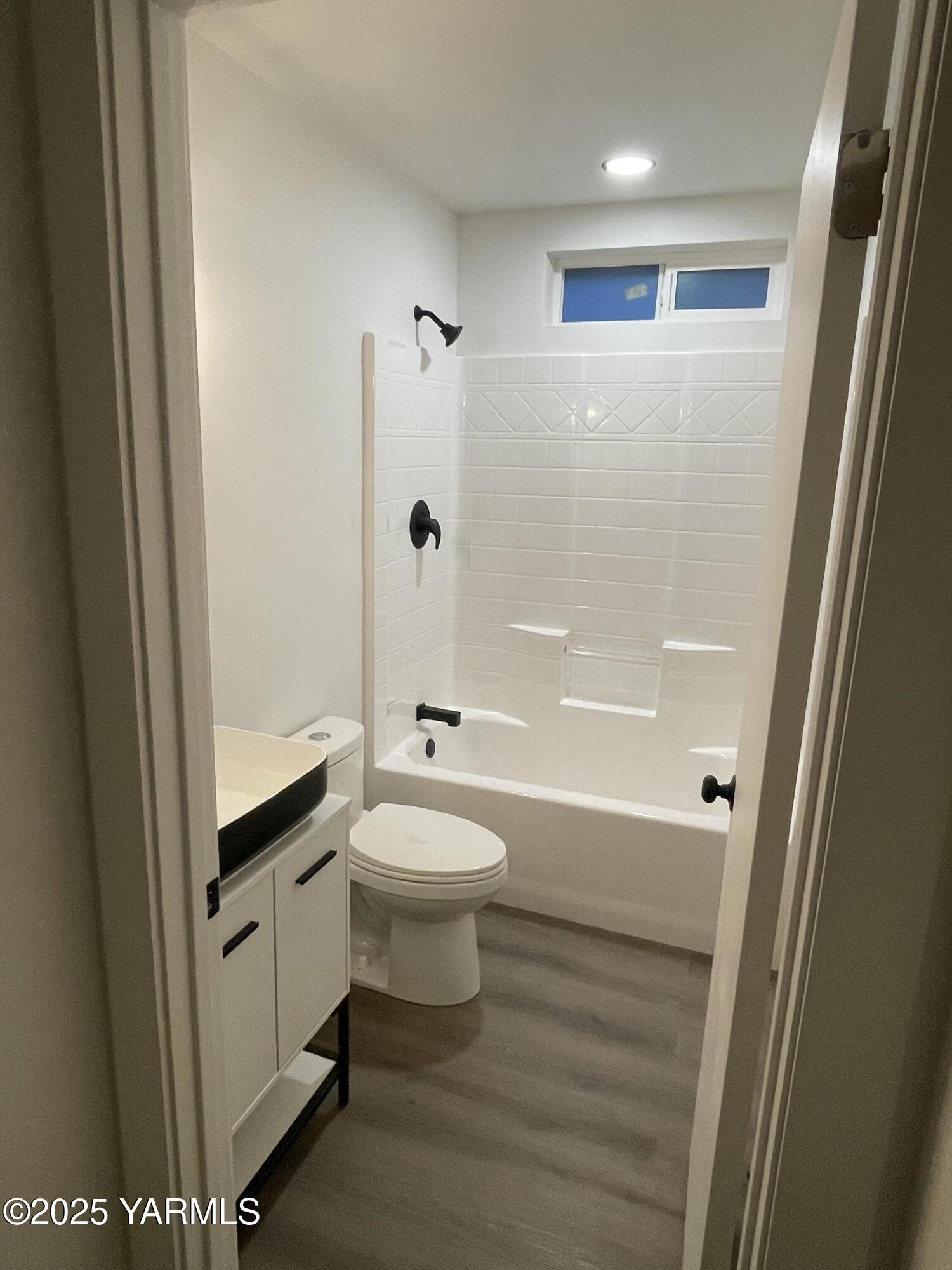 212 West Boulevard, Unit S Granger, WA 98932 - Photo 23 of 40 a bathroom with a toilet a sink and a bathtub