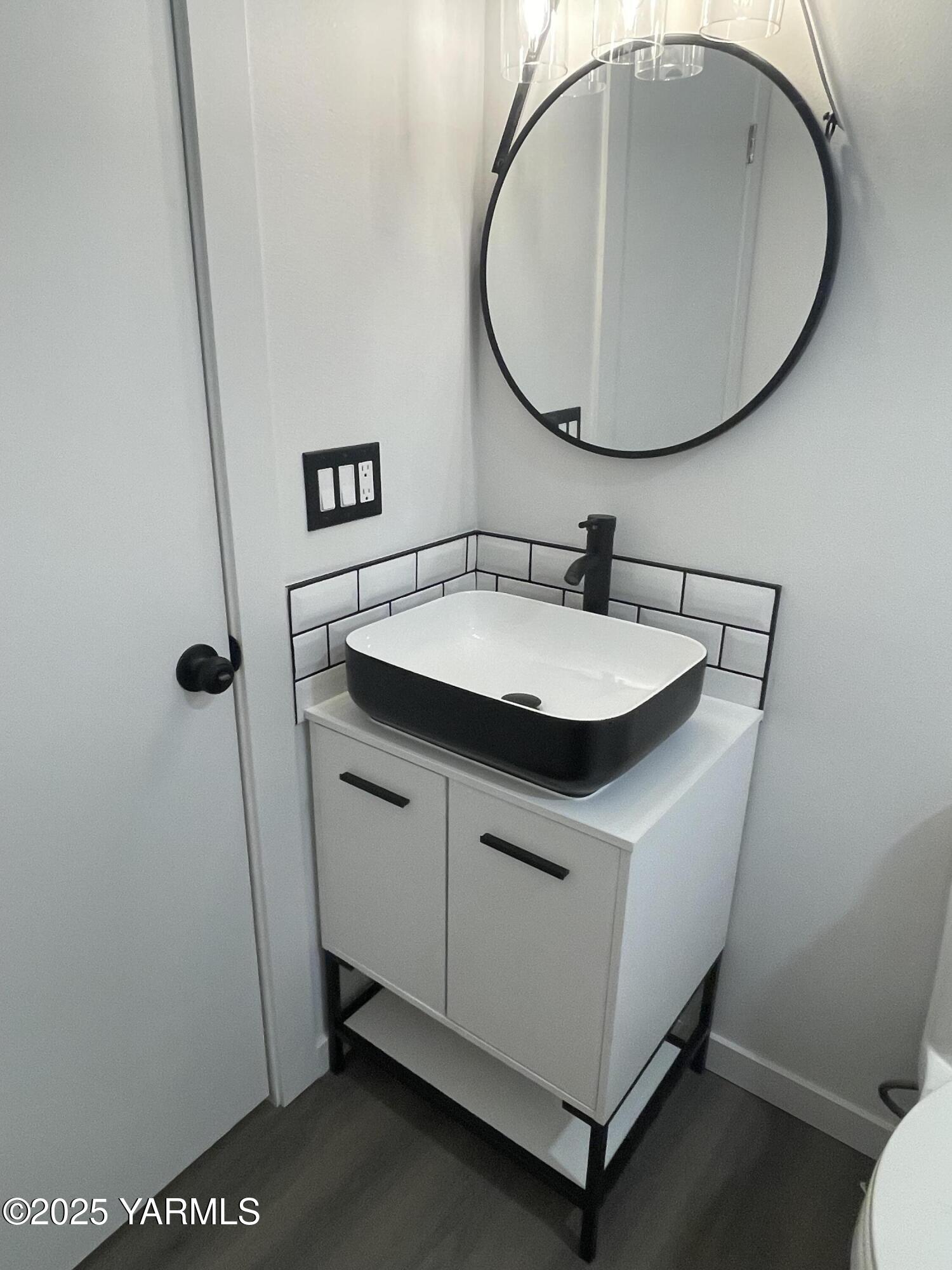 212 West Boulevard, Unit S Granger, WA 98932 - Photo 25 of 40 a bathroom with a sink and a mirror