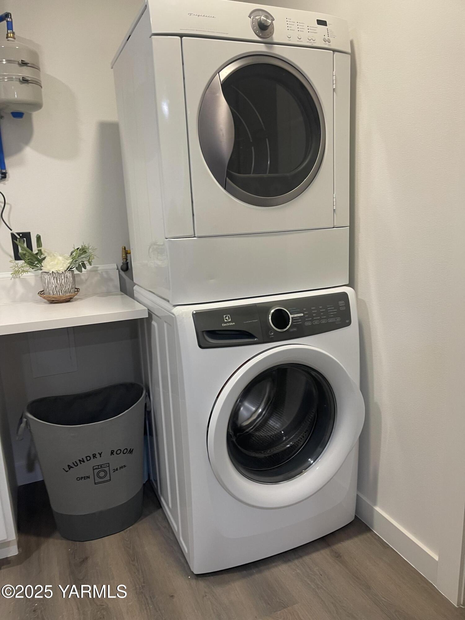 212 West Boulevard, Unit S Granger, WA 98932 - Photo 27 of 40 a utility room with dryer and washer