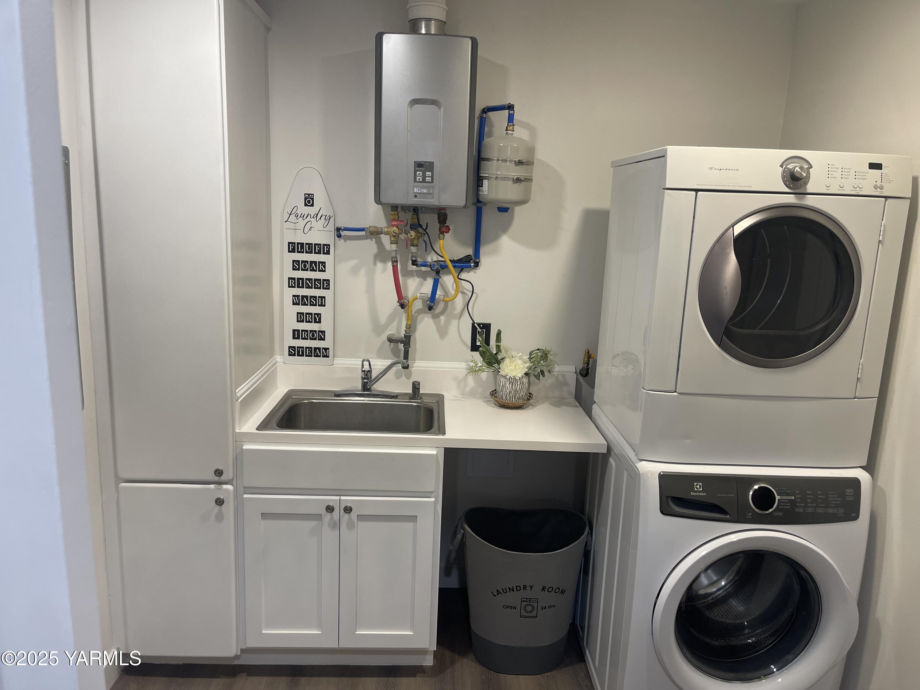 212 West Boulevard, Unit S Granger, WA 98932 - Photo 28 of 40 a utility room with sink dryer and washer