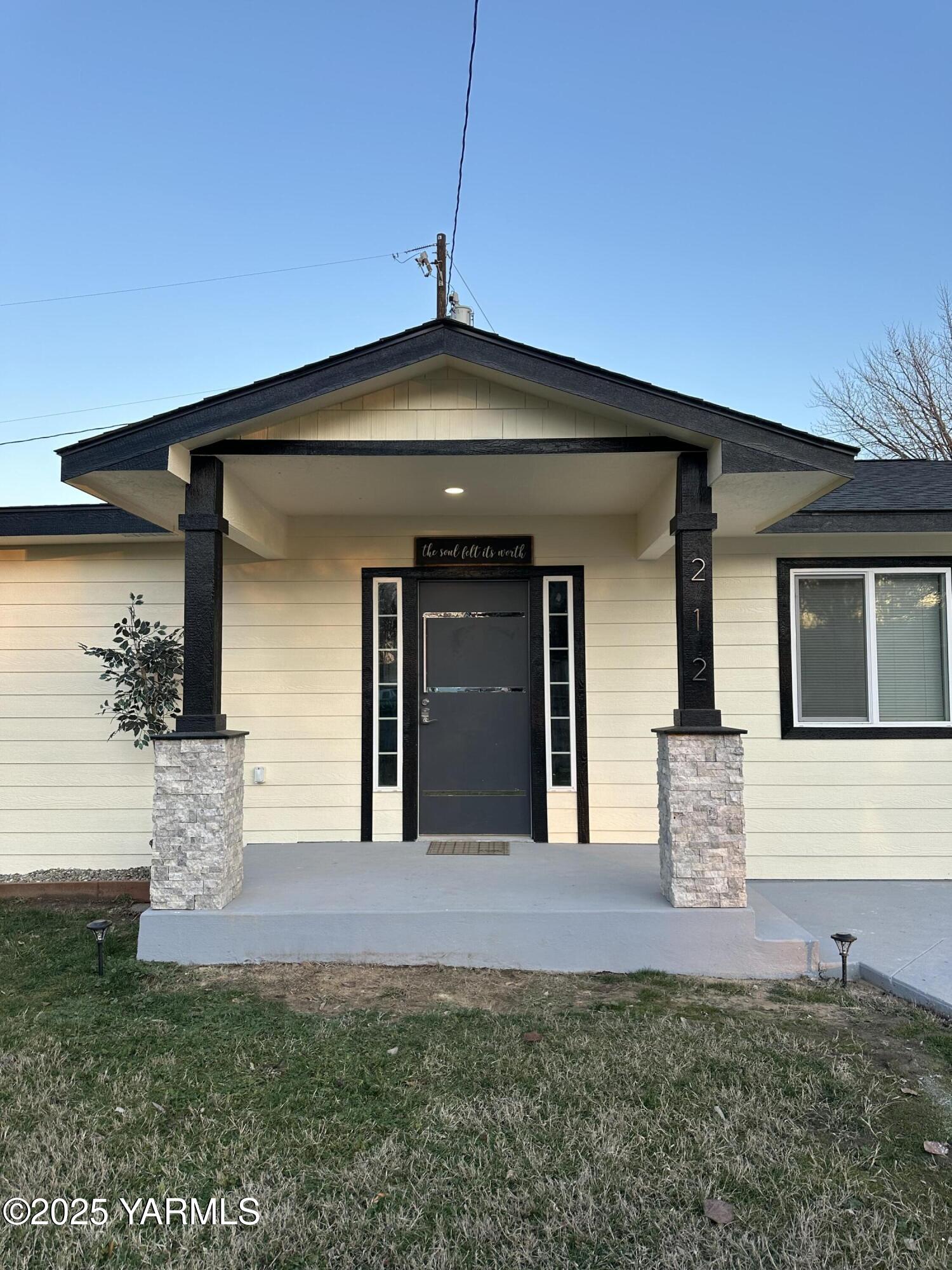 212 West Boulevard, Unit S Granger, WA 98932 - Photo 3 of 40 a front view of a house with a yard