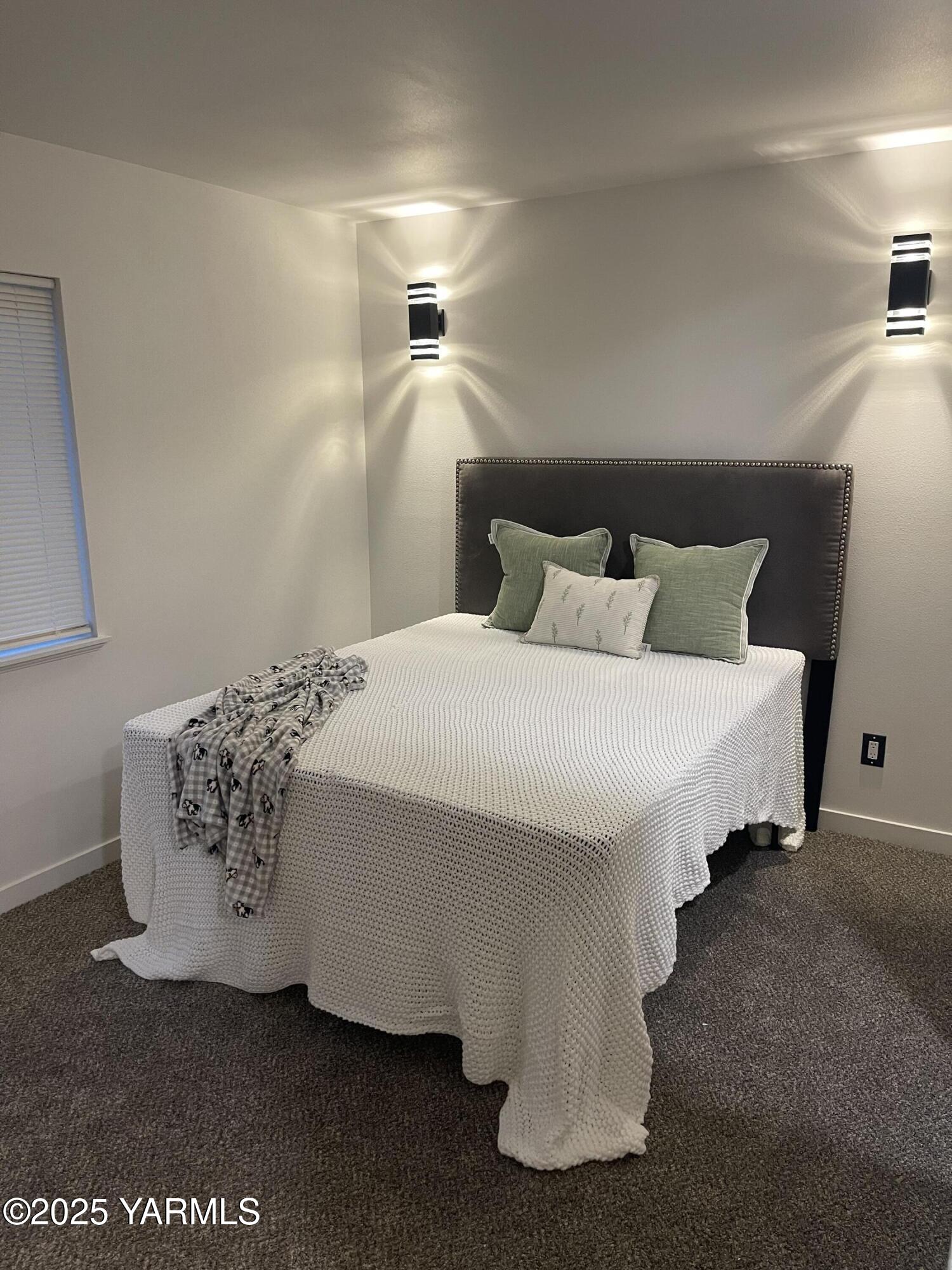 212 West Boulevard, Unit S Granger, WA 98932 - Photo 36 of 40 a bedroom with a bed and lamp