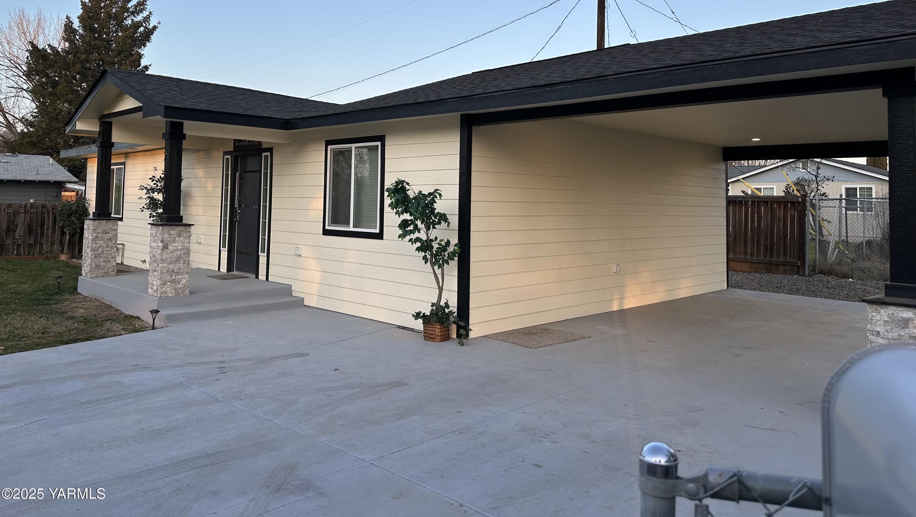 212 West Boulevard, Unit S Granger, WA 98932 - Photo 4 of 40 a view of a car garage