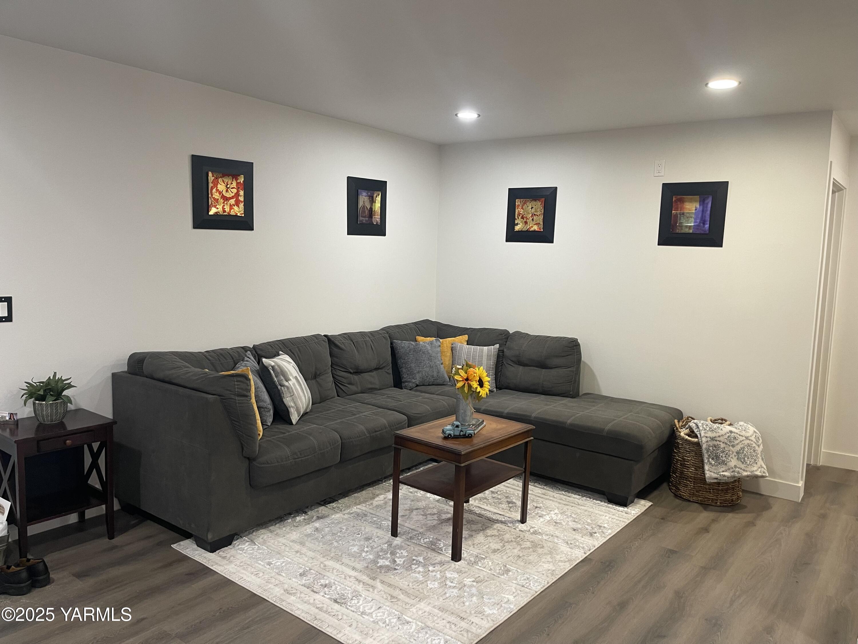 212 West Boulevard, Unit S Granger, WA 98932 - Photo 9 of 40 a living room with a couch