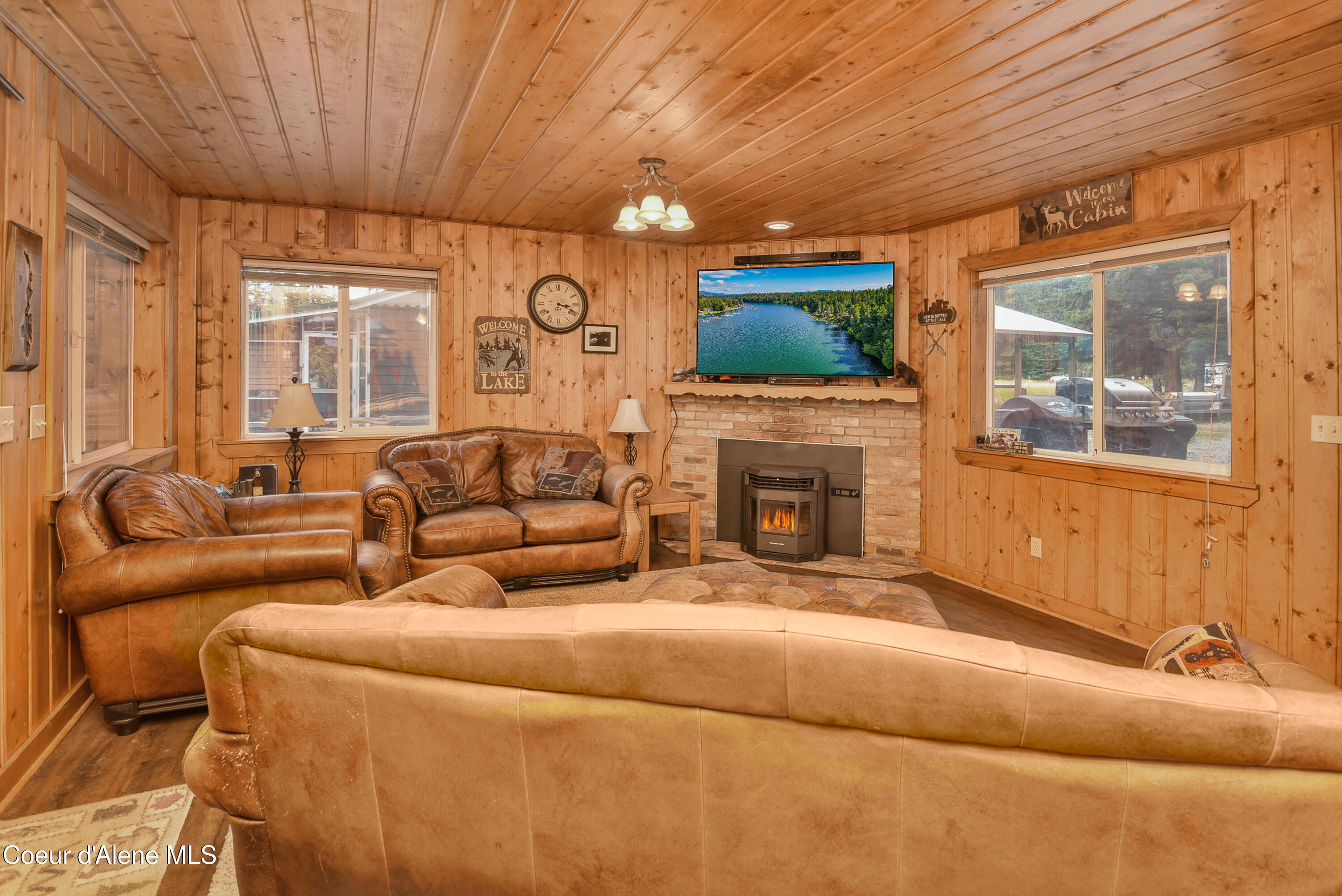 212 South Granite Bay Road Nordman, ID 83848 - Photo 16 of 41 Living-Room