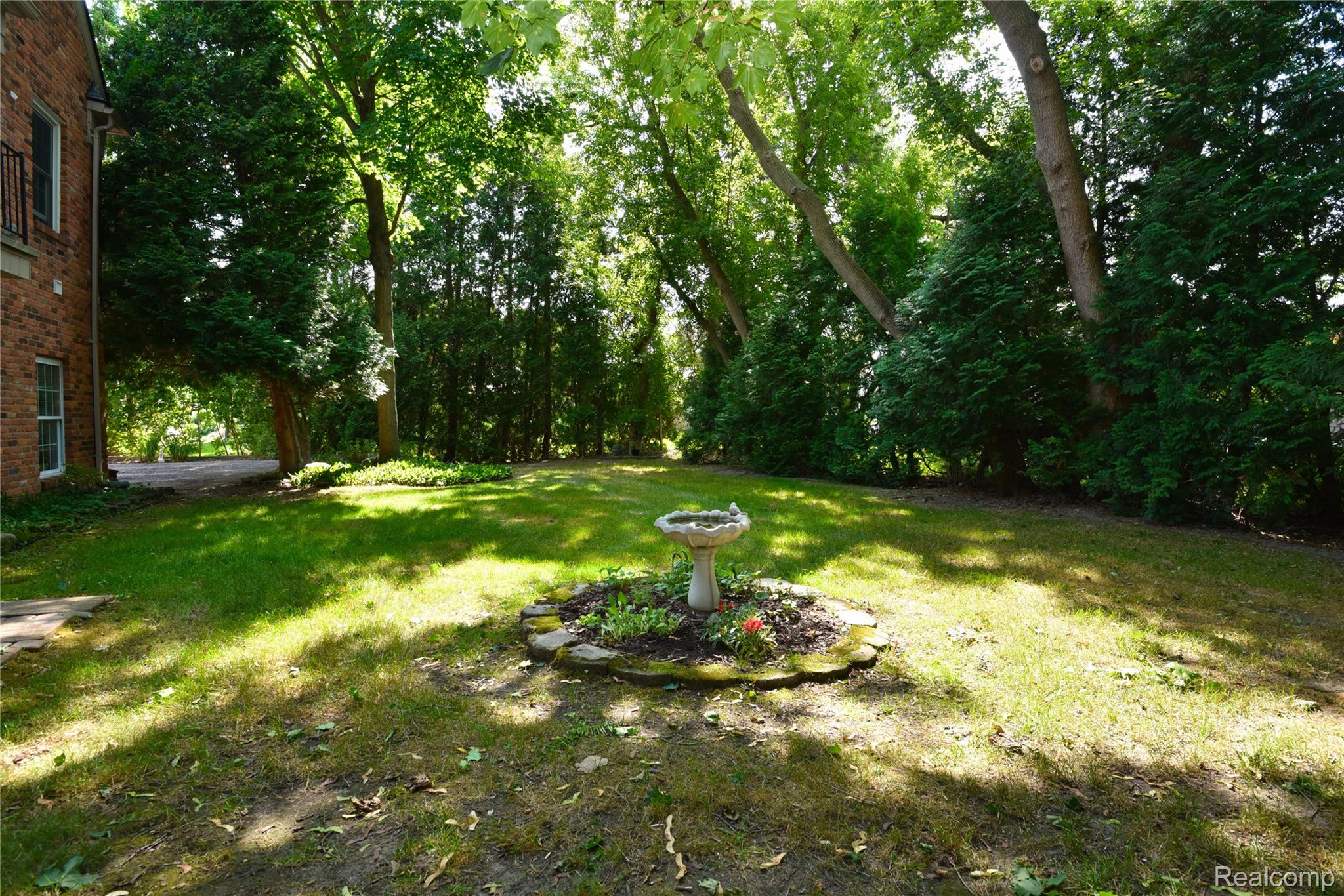 1635 Huntington Park, Unit A Rochester, MI 48309 - Photo 38 of 41 Birdbath will Stay