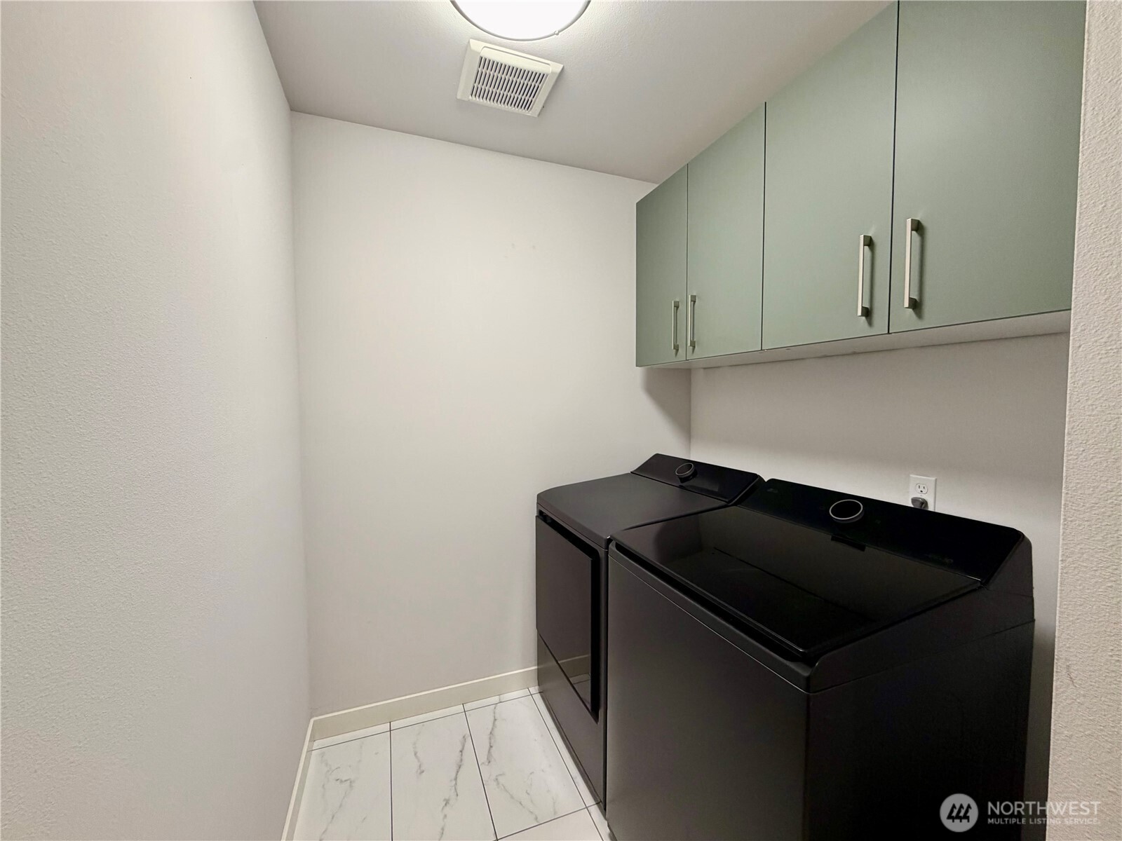 629 Bing Road, Unit B Lynnwood, WA 98036 - Photo 16 of 27 a kitchen with a sink and cabinets