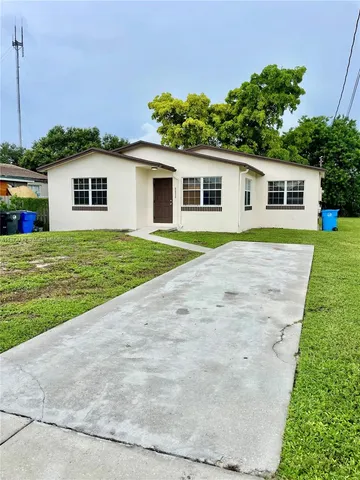 a view of a house with a yard