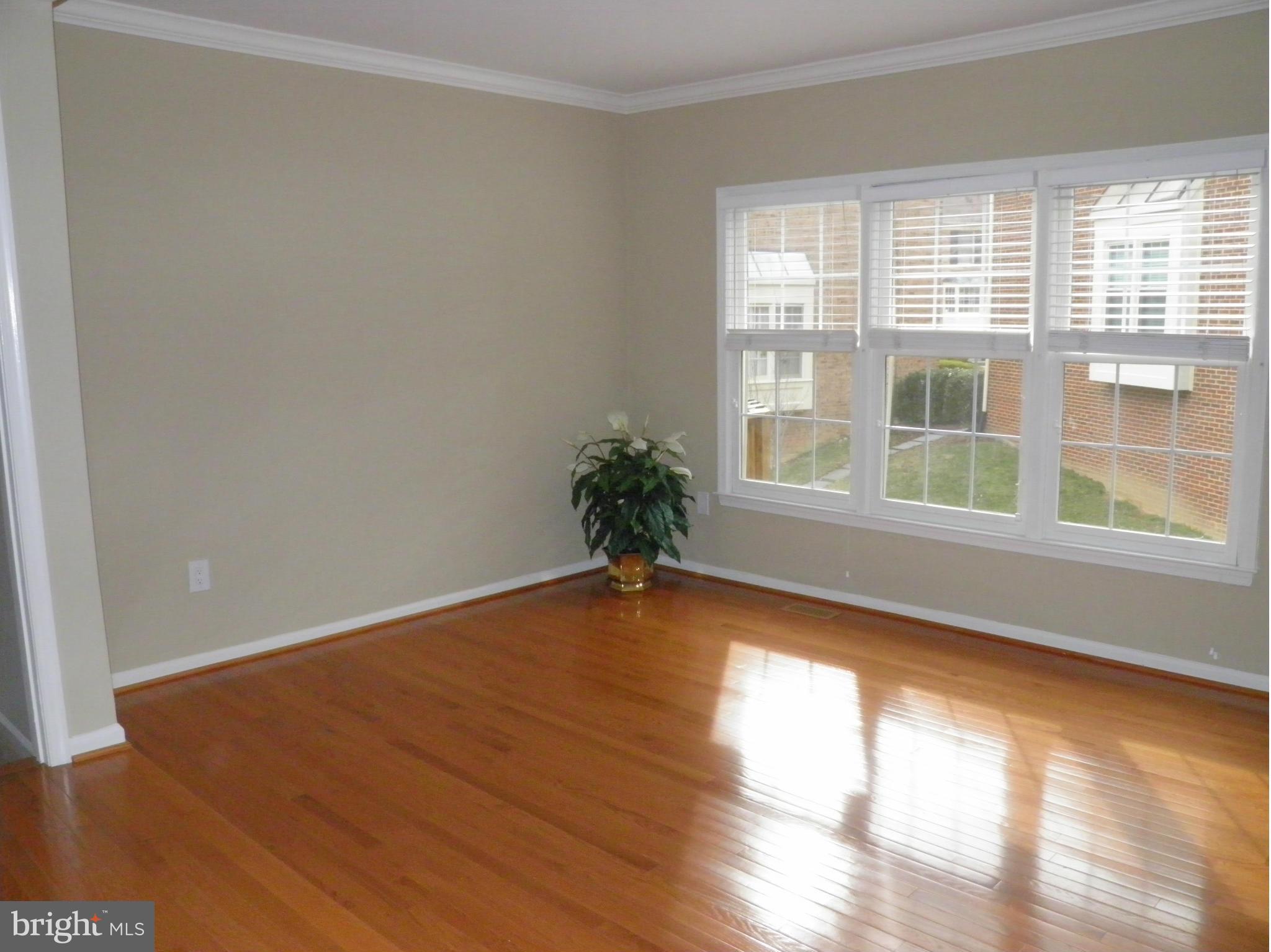 11 Grove Ridge Court, Unit 70 Rockville, MD 20852 - Photo 6 of 25 Living Room