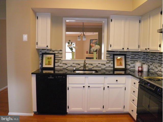 11 Grove Ridge Court, Unit 70 Rockville, MD 20852 - Photo 9 of 25 Kitchen