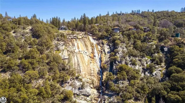 an aerial view of a tennis ground