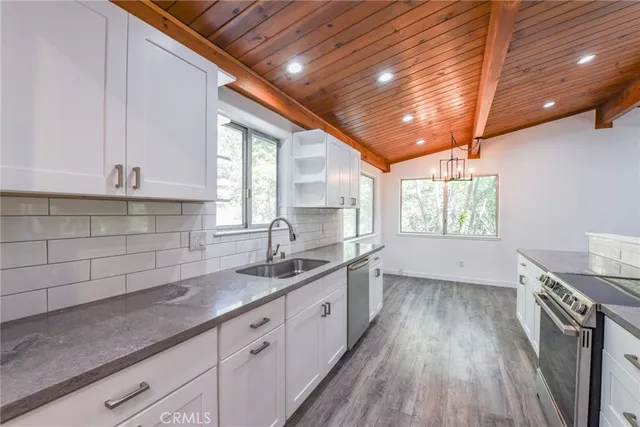 a kitchen that has a stove and a refrigerator
