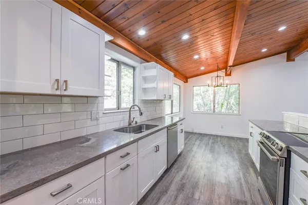 a kitchen that has a stove and a refrigerator