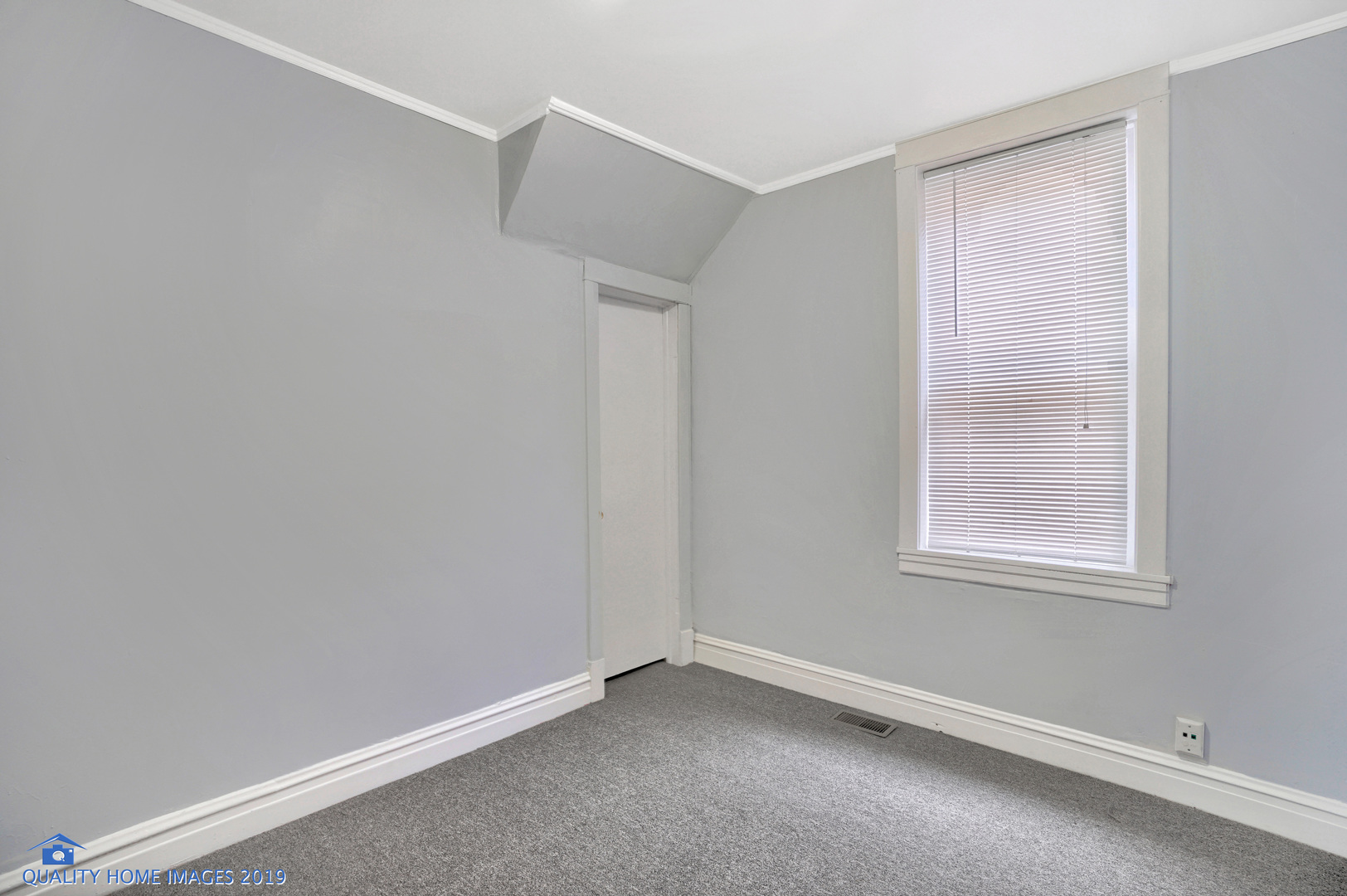 9733 South Charles Street Chicago, IL 60643 - Photo 16 of 26 an empty room with a window