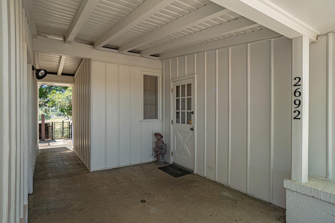 2692 Pioneer Road Medford, OR 97501 - Photo 50 of 66 Breezeway Entrance