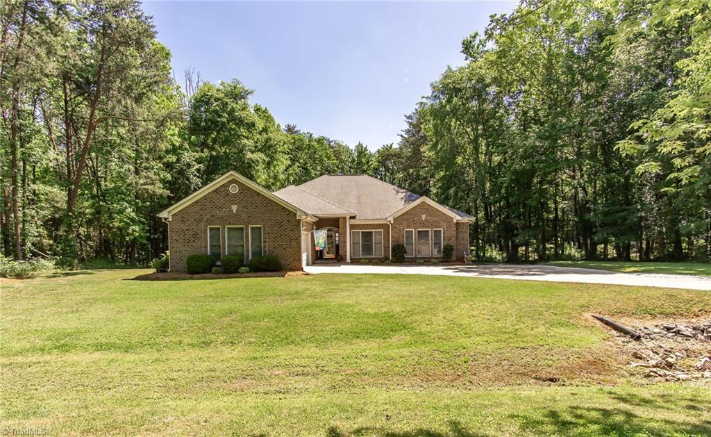 3620 Hunting Ridge Drive High Point, NC 27265 - Photo 4 of 39 Gallery Image 4