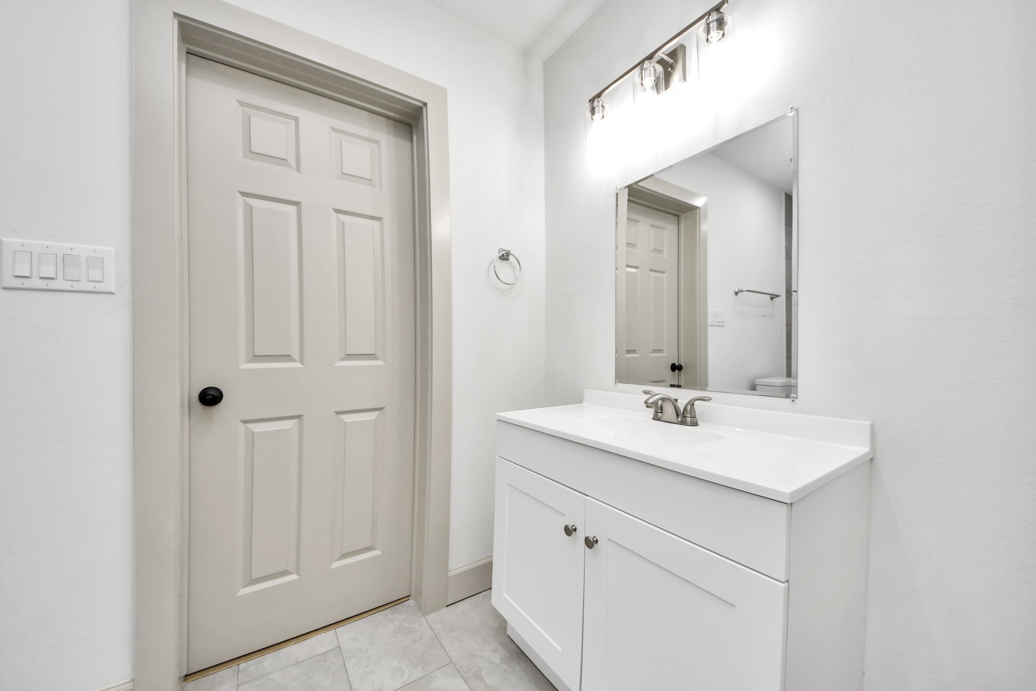 2919 Rosedale Street, Unit B Houston, TX 77004 - Photo 22 of 35 a bathroom with a sink and a mirror
