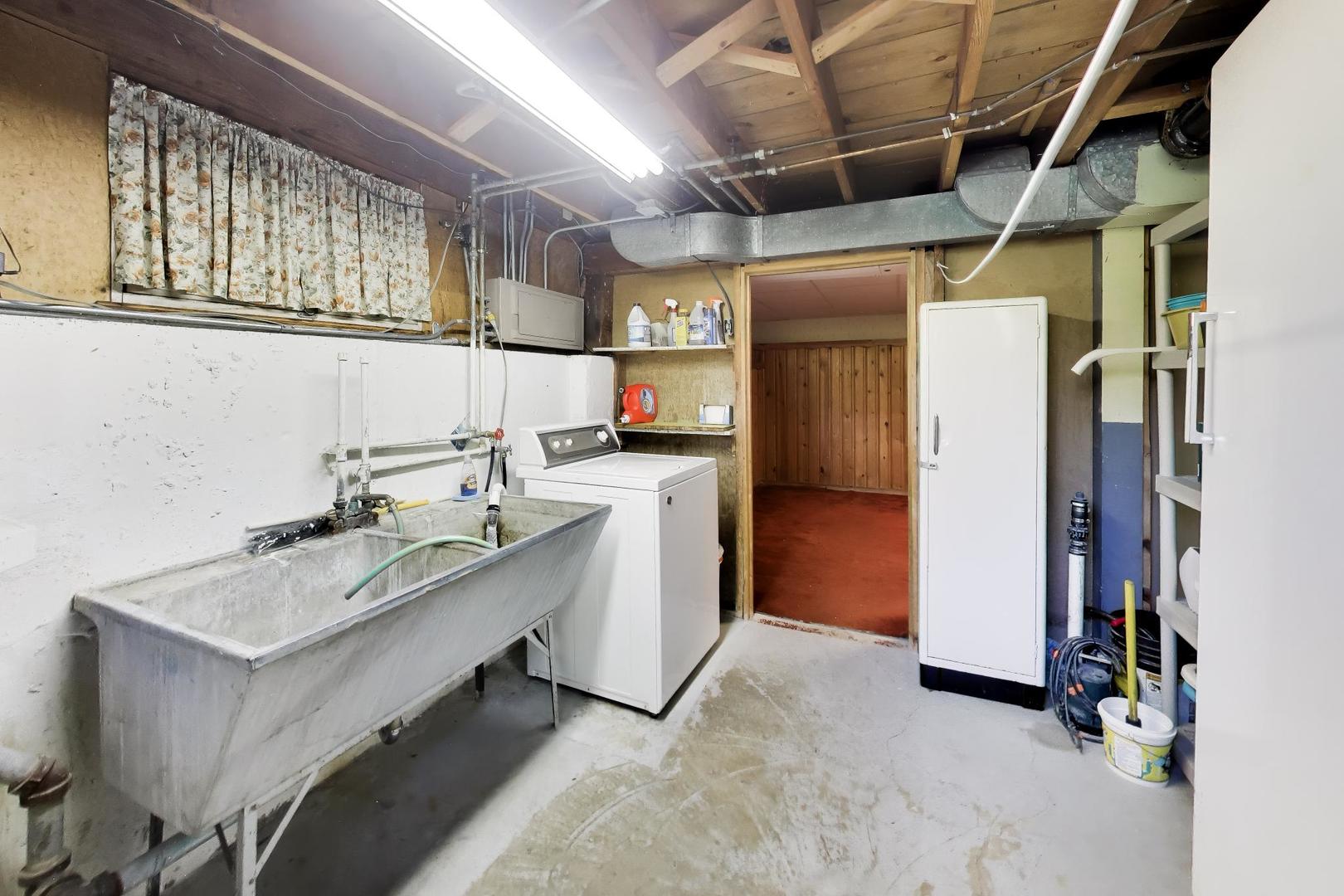 103 Cottonwood Road Northbrook, IL 60062 - Photo 38 of 50 a utility room with closet dryer and washer
