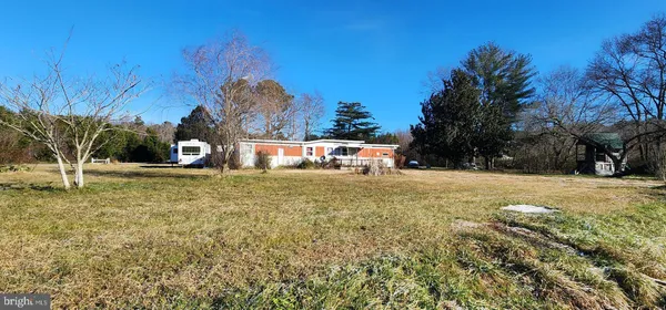 a view of a yard with a house