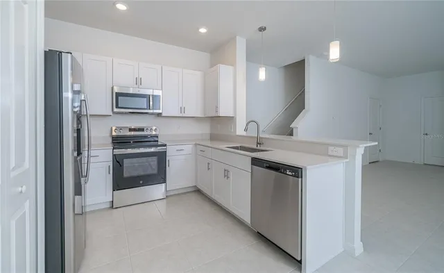 $2,100 | 10116 Trumpet Honeysuckle Way, San Antonio, FL 33576