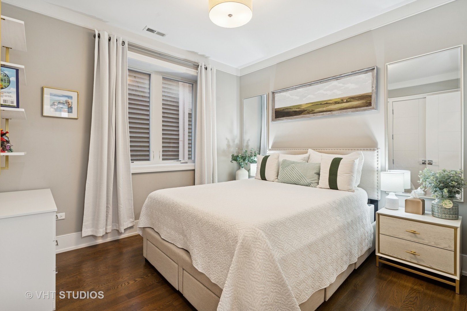 637 West Melrose Street, Unit 2 Chicago, IL 60657 - Photo 15 of 21 a bedroom with a large bed and a window