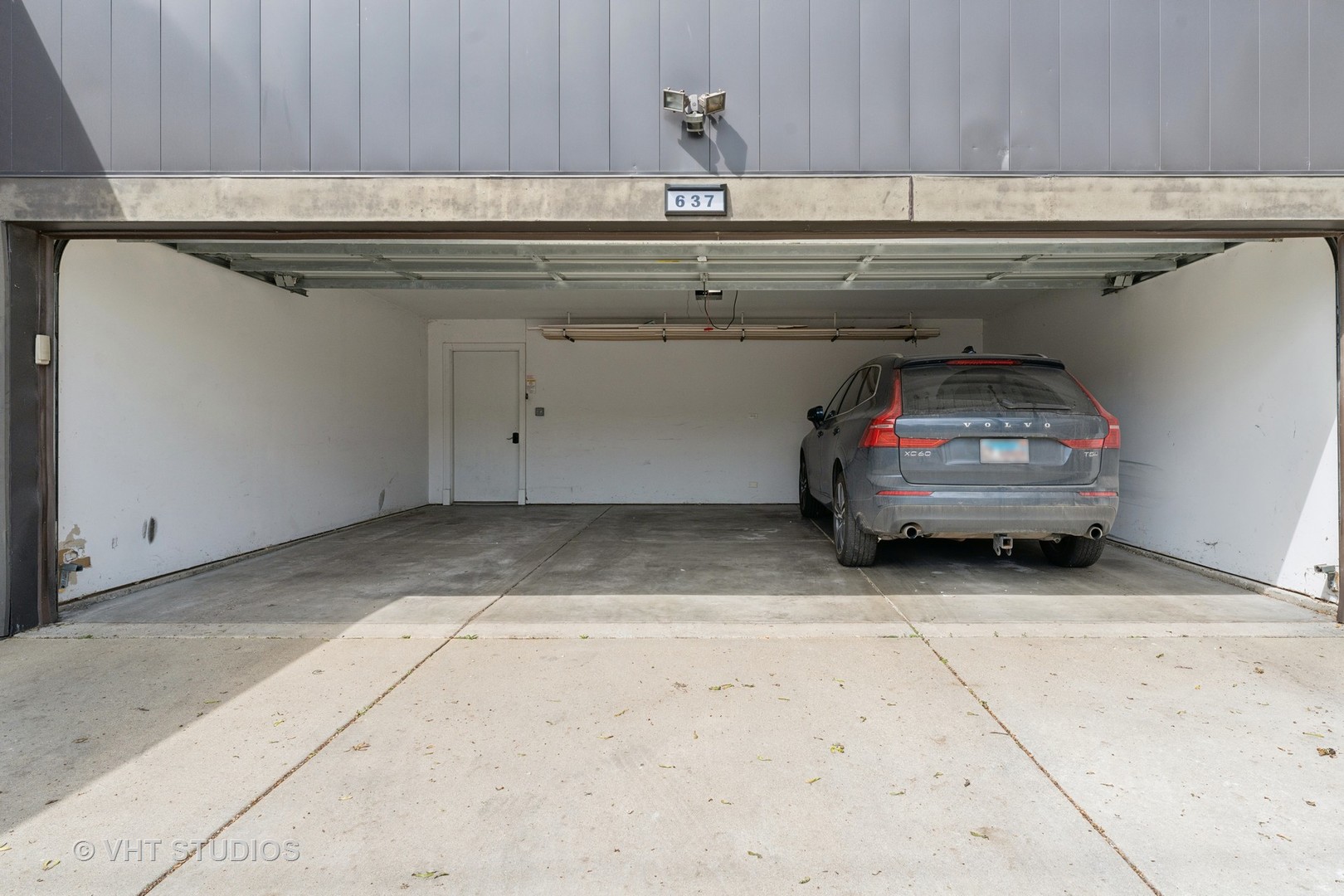 637 West Melrose Street, Unit 2 Chicago, IL 60657 - Photo 20 of 21 a view of parking garage