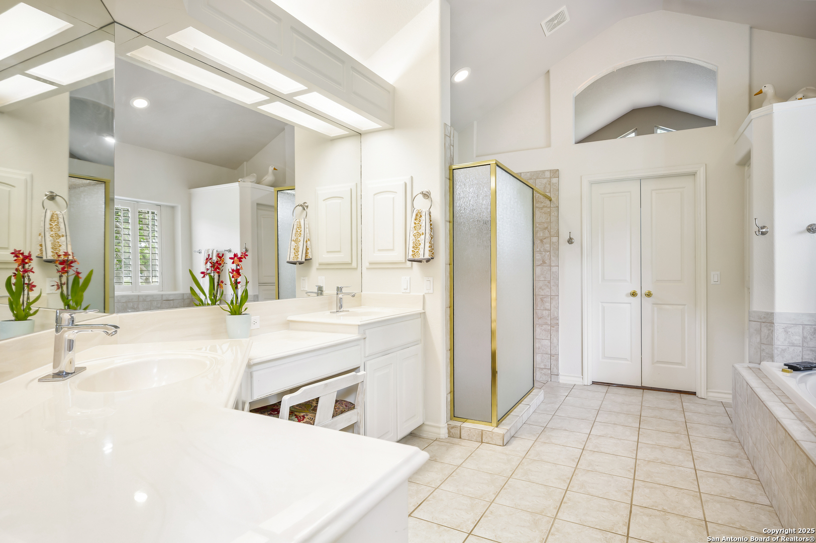 221 Park Ridge Boerne, TX 78006 - Photo 19 of 35 a bathroom with a tub sink shower and mirror