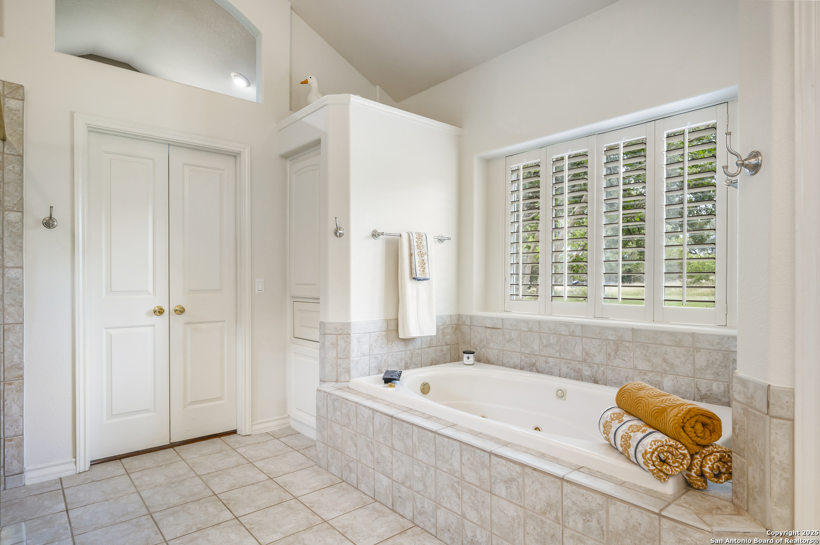 221 Park Ridge Boerne, TX 78006 - Photo 21 of 35 a spacious bathroom with a tub and shower