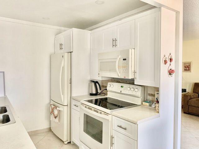 3070 Guildford East Boca Raton, FL 33434 - Photo 3 of 27 Kitchen