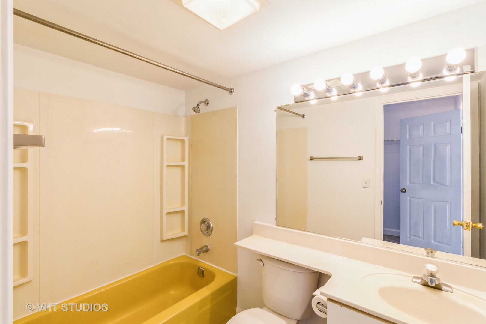 1 Renaissance Place, Unit 1117 Palatine, IL 60067 - Photo 11 of 20 a bathroom with a tub sink and mirror