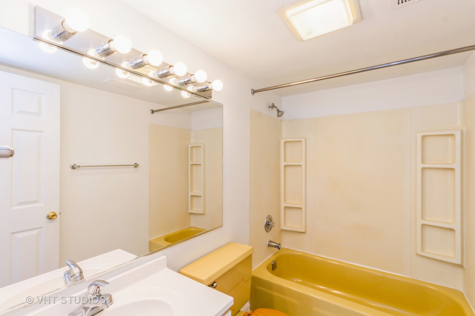 1 Renaissance Place, Unit 1117 Palatine, IL 60067 - Photo 9 of 20 a bathroom with a tub a sink and a shower