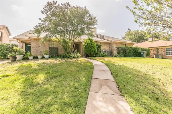 $1,450 | 611 Lost Springs Court, Unit B, Arlington, TX 76012