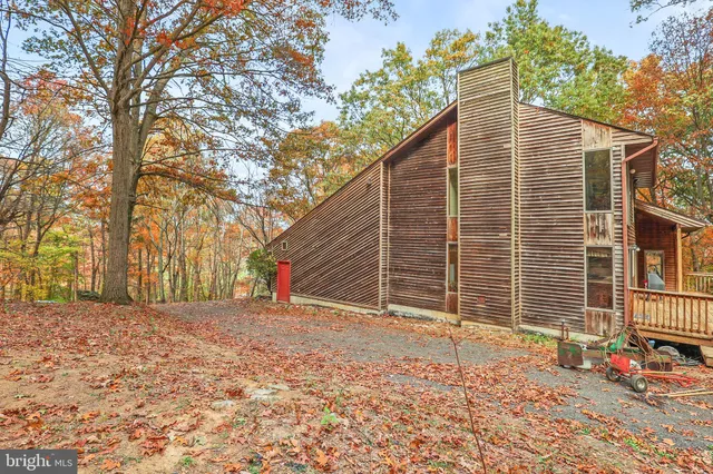 a view of a small house with a yard