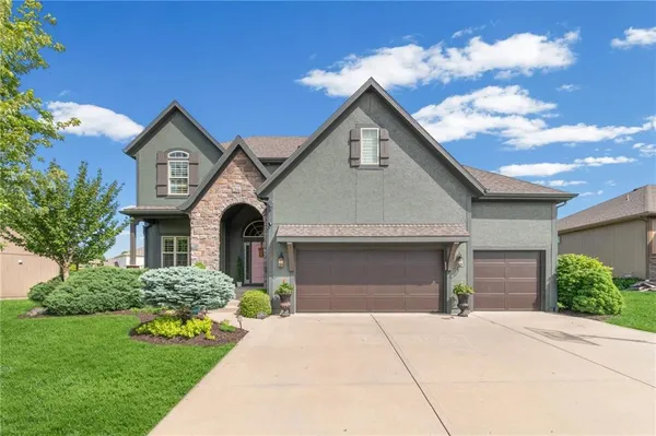 $725,000 | 6484 North Whitetail Way, Parkville, MO 64152