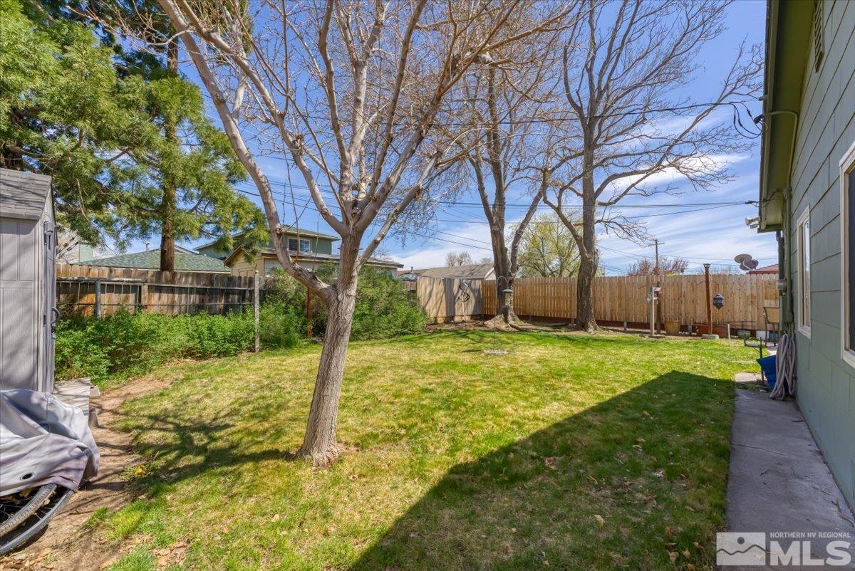 1640 Emerald Place Reno, NV 89502 - Photo 25 of 25 a backyard of a house with lots of green space