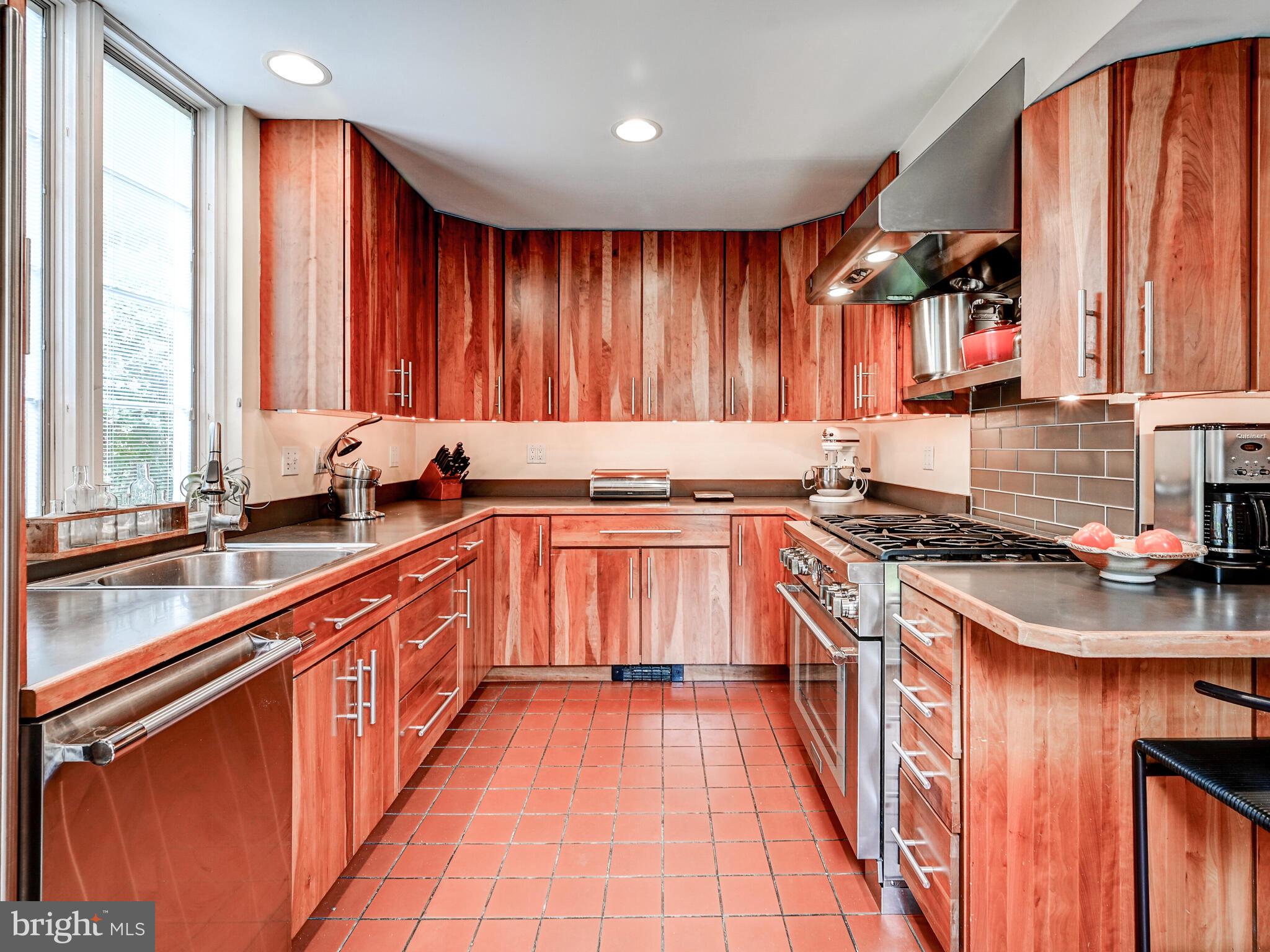 201 St Dunstans Road Baltimore, MD 21212 - Photo 12 of 43