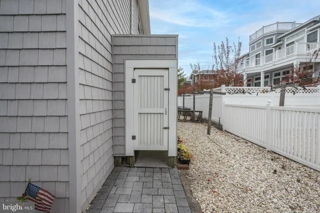 a view of entryway with a yard