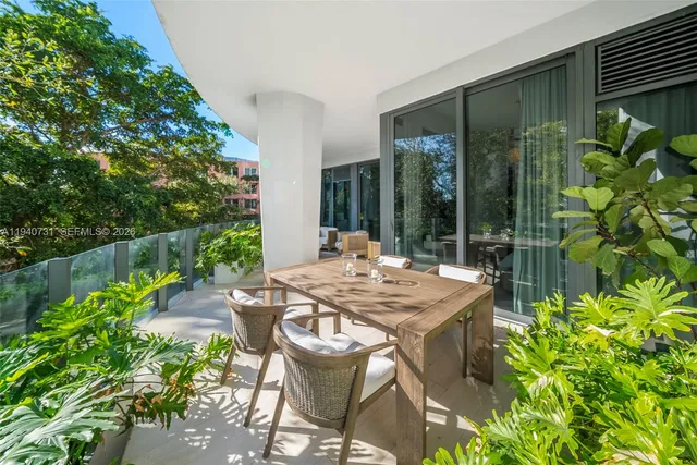 a view of yard with green space