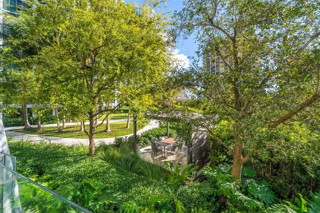 a view of a backyard