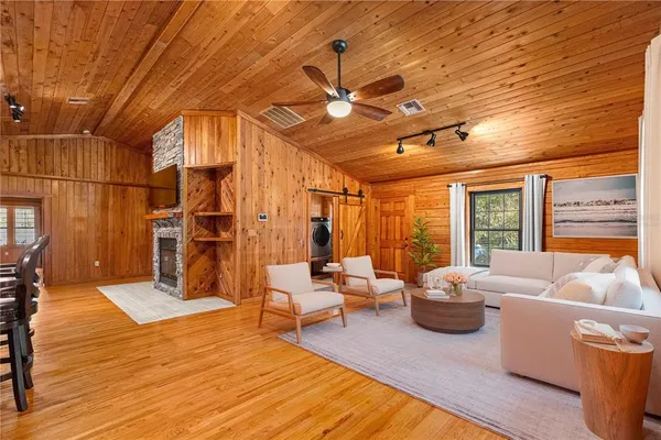 a view of backyard of the house